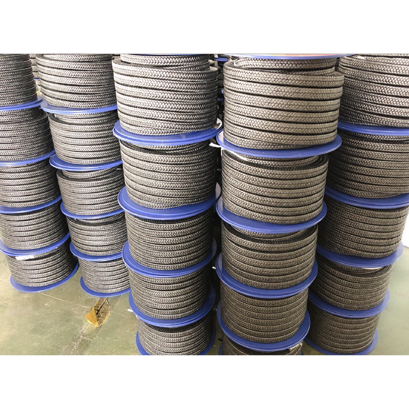黑四氟盘根是一种特殊的密封材料,由含有石墨颗粒和防腐润滑剂的聚四氟乙烯线编织而成